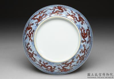 图片[3]-Dish with dragons in overglaze red and waves in underglaze blue, Qing dynasty (1644-1911)-China Archive